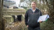 Gemeinderat René Caspar vor dem veralteten Durchlass des Tobelbachs unter der Hauptstrasse. (Bild: Andrea Stalder)