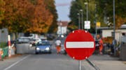 Die Egelmoosstrasse ist derzeit nur von Ost nach West befahrbar. (Bild: Manuel Nagel)