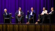 Moderator Hansjörg Enz diskutiert im Pentorama mit Lukas Krüsi, Inhaber der Styromat AG, Urban Kronenberg, Vorsitzender der REA-Geschäftsleitung, Felix Nyffenegger, Professor an der Hochschule Rapperswil, und Christian Appert, Geschäftsführer der Firma Amstein + Walthert, über Digitalisierung in der Industrie. (Bild: Manuel Nagel)