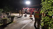 Die Einsatzleitung bespricht am Ende der Lavendelstrasse das weitere Vorgehen. (Bilder: Manuel Nagel)
