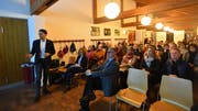 Rund 50 Personen folgen den Ausführungen von Samuel Oberholzer, VSG-Vizepräsident und Präsident der Baukommission. (Bild: Manuel Nagel)