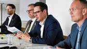 VSG-Vizepräsident Samuel Oberholzer, Schulpräsident Christoph Kohler, Finanzchef Severin Gutjahr-Preisig und Peter Ebinger, Leiter der Schulverwaltung, stellen die Rechnung des Jahres 2018 vor. (Bild: Manuel Nagel)