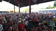 Nicht nur die erste Vorstellung um 18.45 Uhr war gut besucht, wie hier im Bild zu sehen ist, sondern auch die zweite, die nahtlos an die Festrede und an das Singen der Nationalhymne und es Thurgauer Liedes anknüpfte. (Bild: Manuel Nagel)
