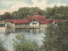 Die 1896/97 gebaute Frauenbadanstalt am östlichen Ende des Chrüzweiers auf Dreilinden. Auf der 1902 gelaufenen Ansichtskarte ist links dahinter der in den 1920er-Jahren aufgefüllte Nellusweier zu erkennen. (Bild: Sammlung Reto Voneschen)
