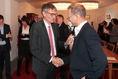 Nationalrat Karl Vogler (links) gratuliert Peter Krummenacher (CVP) zum Ergebnis. Dieser hat die Wahl in den Nationalrat mit 87 Stimmen Unterschied verpasst. (Bild: Roger Zbinden, Sarnen, 20. Oktober 2019)