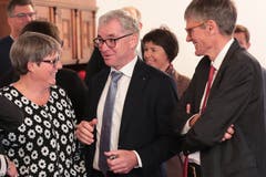 CSP-Fraktionspräsidentin Helen Keiser mit Ständerat Erich Ettlin (Mitte) und dem zurücktretenden Nationalrat Karl Vogler im Gespräch. (Bild: Roger Zbinden, Sarnen, 20. Oktober 2019)