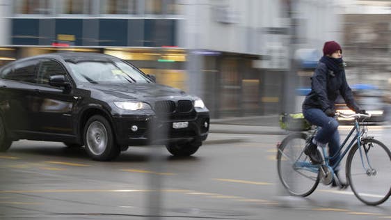 darf ein fahrrad ein auto rechts überholen