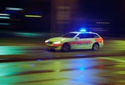 In der Nacht auf Mittwoch musste die Polizei wegen einer Messerstecherei ausrücken. (Symbolbild)