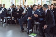 Felix Howald (Mitte) begrüsst Bundesrat Ignazio Cassis (rechts) an der Generalversammlung der IHZ Industrie- und Handelskammer Zentralschweiz. (Bild: Dominik Wunderli, Goldau, 10. Mai 2019)