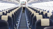 Die Passagiere mussten wieder aussteigen. Das Flugzeug wird durchsucht. (Bild: KEY)