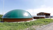 Im Vordergrund der flexible Gasballon, der sich mit Methan füllt.