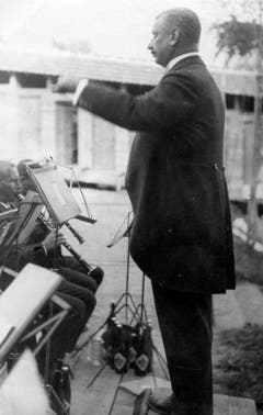 Die Feldmusik Weggis unter Dirigent und Strandbad-Initiant Andreas Zimmermann spielt 1919 während der Eröffnung. (Bild: Gemeinde Weggis)