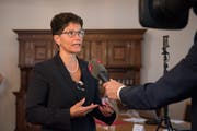 Finanzdirektorin Maya Büchi hatte am Sonntag grossen Erklärungsbedarf. (Bild Dominik Wunderli (Sarnen, 23. September 2018))