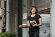 Marianne Wilmsmeier mit selbst hergestellten Alltagsgegenständen vor dem Lokal ihrer People's Factory an der Bundesstrasse in Luzern. (Bild: Dominik Wunderli, 17. August 2018)