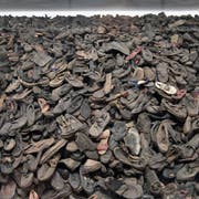 Schuhe getöteter KZ-Insassen. Mehr als 1,1 Millionen Menschen verloren in Auschwitz ihr Leben. (Bild: AP)