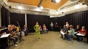 Viel Volk auf der Bühne: Drei Musiker und 15 Schauspielerinnen und Schauspieler wirken beim neusten Theagovia-Stück mit. (Bild: Mario Testa)