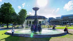 Der Schlossgarten mit seinem reizvollen Brunnen und den grosszügigen Grünflächen lädt zum Verweilen ein. (Bild: Gregor Lengler)