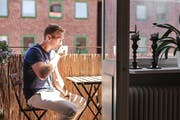 Einsamkeit schadet - laut einem Experten sind Menschen nämlich grundsätzlich für das Zusammenleben mit anderen gemacht. (Bild: Getty)