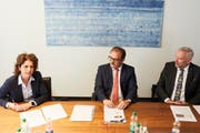 Béatrice Sidler mit CEO Bruno Thürig (Mitte) und Bankdirektor Daniel Dillier an der Bilanz-PK Anfang Jahr. (Bild: Jakob Ineichen, Sarnen, 19. Februar 2019)
