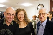 Autor Paul Steinmann, Regisseurin Eva Mann und Rolf Lyssy, Erfinder der Geschichte und Regisseur des Films aus dem Jahr 1978 (von links), freuen sich über die Theaterpremiere. (Bild: Romano Cuonz (Buochs, 12. Januar 2019))