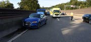 Der 55-Jährige prallte mit dem Auto gegen die Betonmauer und musste ins Spital. (Bild: Kantonspolizei St.Gallen)