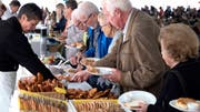 Das Anstehen an den Buffets des Jubiläums-Brunches in Gachnang. (Bild: Andreas Taverner)