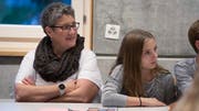 Interessierte Eltern und ihre Kinder. (Bild: Andreas Taverner)