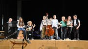 Schülerinnen und Schüler der Primarschule eröffneten mit einer musikalischen Darbietung die Schulbürgerversammlung. (Bild: Urs M. Hemm)