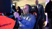 Ein Besucher testet den Formel-1-Simulator bei Hutter Auto Thomi AG. (Bilder. Andreas Taverner)