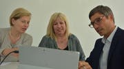 Stadträtin Elsbeth Aepli in der Diskussion mit Urban Kaiser, Amtsleiter Alter und Gesundheit, und Sonja Dietrich, Abteilungsleiterin Krankenkasse und AHV. (Bild: Mathias Frei)
