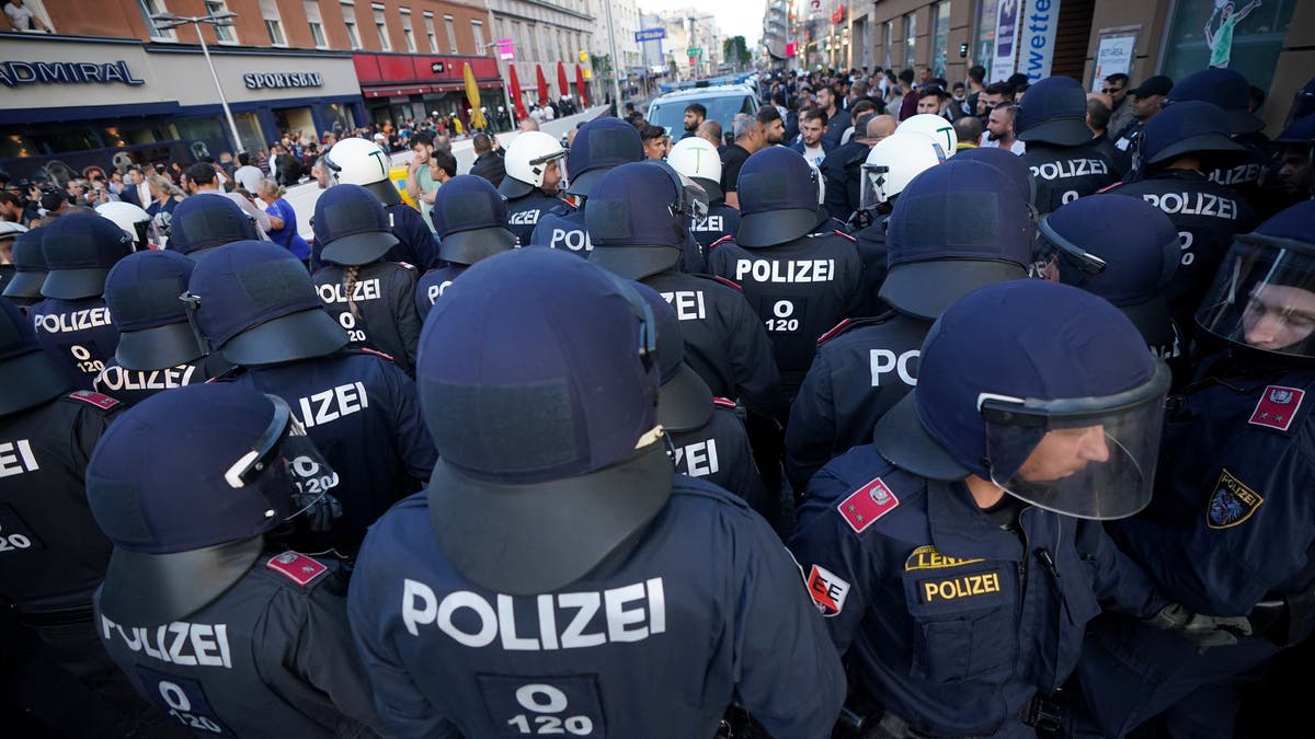 In Wien liefern sich türkische Rechtsradikale und linke Gruppen ...