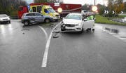 Die Unfallverursacherin ist von rechts auf die Autobahnausfahrt eingefahren und hat die heftige Kollision verursacht. (Bild: Kantonspolizei)