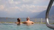 Im Infinity-Pool lässt sich die Aussicht bei 35 Grad warmem Salzwasser bestens geniessen: Entweder vom Poolrand aus oder auf einer der Sprudelliegen.