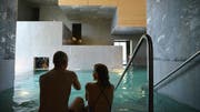 Ein Erlebnis: Drinnen baden die Gäste auf verschiedenen Stufen oder in kleinen Grotten mit plätscherndem Wasser.