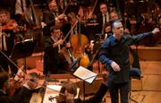 Teodor Currentzis leitet das musicAeterna Orchester der Oper Perm. (Bild: Priska Ketterer/LF, Luzern 13. September 2019)