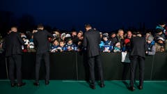 Die Spieler des FC Luzern geben den Fans Autogramme auf dem grünen Teppich vor dem KKL in Luzern. (Bild: KEYSTONE/Alexandra Wey)