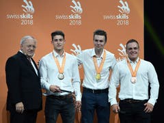16. September: Spannender hätte die Entscheidung an den Swiss Skills nicht sein können. Der Grabser Adrian Eggenberger (2. von links) verpasst den Sieg bei den Maurern um einen halben Millimeter. (Bild: PD)