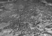 Flugaufnahme der Stadt St.Gallen im Winter 1956 von Osten her. Gut zu erkennen sind im Vordergrund die Fussballplätze Espenmoos (rechts) und Krontal. Und natürlich fehlt im Bereich des Bahnhofes St.Fiden auch noch die Stadtautobahn.