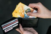 Mehr Einkommen als in Nachbarländer: Schweizer Erwerbstätigen profitieren vom EU-Binnenmarkt. (Bild: Christian Beutler/Keystone)