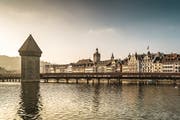 Abendstimmung über der Kapellbrücke in Luzern. (swiss-image.ch/Ivo Scholz)