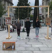 Am Klima-Galgen: Drei Jugendliche bei der Aktion auf dem St.Galler Kornhausplatz. (Bild: pd)