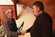 Toni Odermatt (links) verabschiedet Alois Blättler. (Bild: PD)