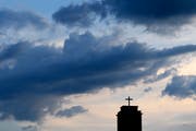 Turbulente Zeiten für einen Kirchenmann: Mitte Juni muss er sich vor dem Bezirksgericht Zürich verantworten, weil er einer Frau ohne Bleiberecht Unterschlupf bot. Archivbild: Keystone