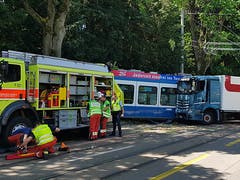 Ein Lastwagen prallte in Zürich-Albisrieden in ein Tram der Linie 3. Die Einsatzkräfte sind mit einem Grossaufgebot vor Ort. (Bild: Keystone-SDA, Monika Freund)