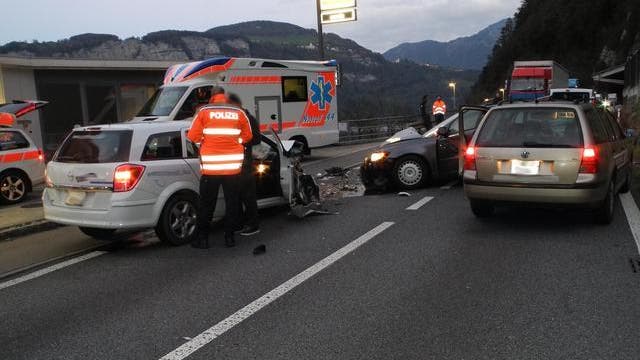 URI: Vier Verletzte bei Unfall auf der Axenstrasse ...