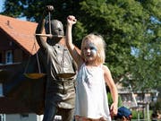 Justitia setzt sich bei der Aktion des Kinderdorfs Pestalozzi für die Kinderrechte ein. (Bild: PD)