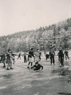 Das Schlittschuhlaufen will gelernt sein. Kinder auf dem Steinibühlweiher (Sempach, Winter 1945-1946). (Bild: Stadtarchiv Sempach)