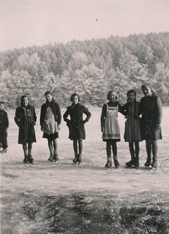 Schlittschuhlaufen auf dem Steinibühlweiher in Sempach im Winter 1945/1946. (Bild: Stadtarchiv Sempach)