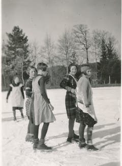 Mädchen unterwegs auf dem Steinibühlweiher in Sempach im Winter 1938/1939. (Bild: Stadtarchiv Sempach)