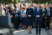 Der polnische Präsident Andrzej Duda mit Gattin Agata Kornhauser-Duda auf dem Weg zum Grab. (Bild: Roger Grütter (Luzern, 9. Oktober 2018))